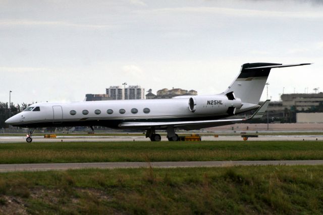 Gulfstream Aerospace Gulfstream V (N25HL) - Lining up to depart rwy 10L on 28-Oct-17 heading for KSAV.