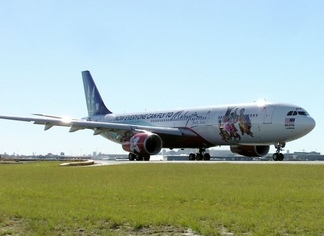 Airbus A330-300 (9M-XXF) - This is the first time ive seen this new AirAsia X colour scheme in sydney Australia on Saturday 26/05/12.