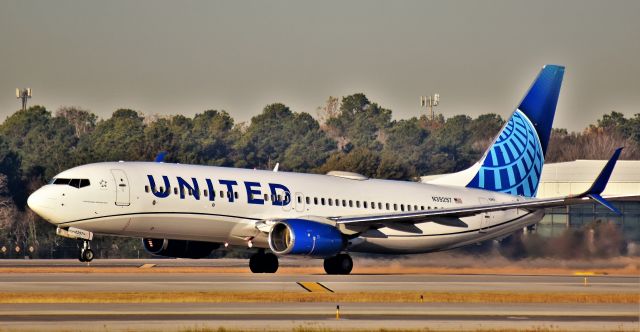 Boeing 737-800 (N39297) - United 737 (New Livery) departs IAH.