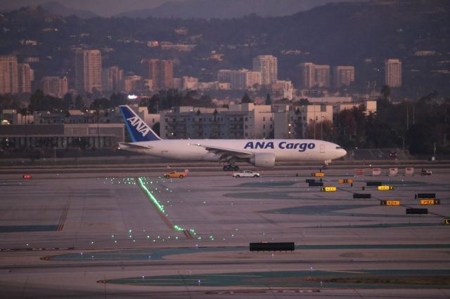 BOEING 777-200LR (JA772F)