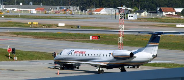 — — - Aéroport de Porto. Avril 2016.