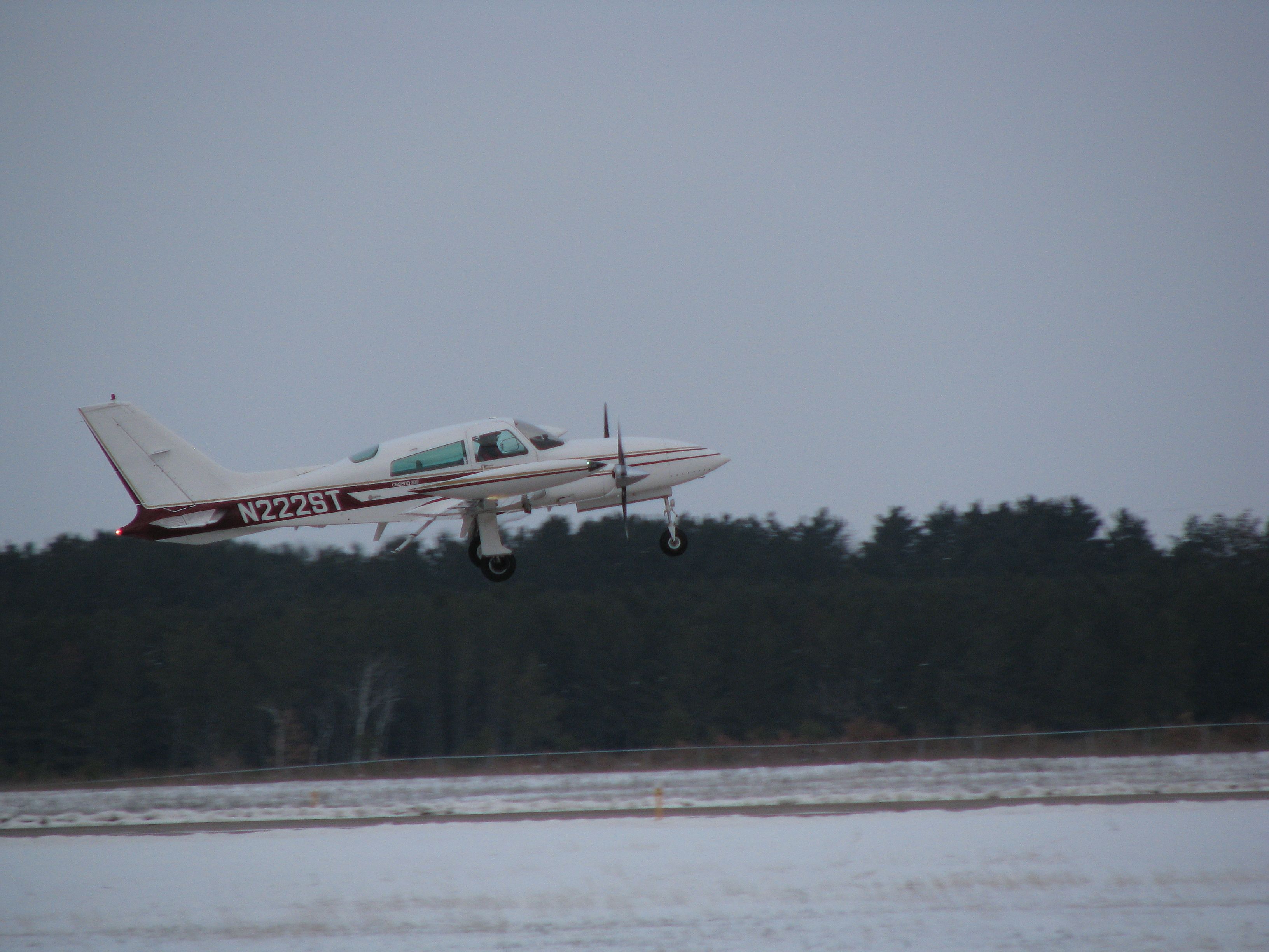 Cessna 310 (N222ST) - Cessna 310 departing runway 04