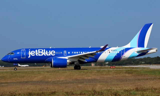 Airbus A220-300 (N3257J)