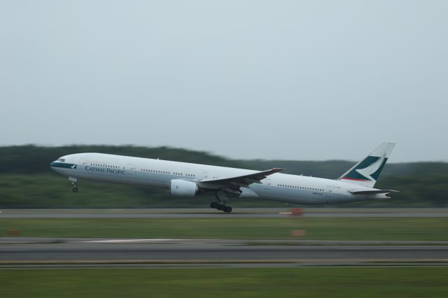 BOEING 777-300 (B-HNO) - 18 July 2015:CTS-HKG.