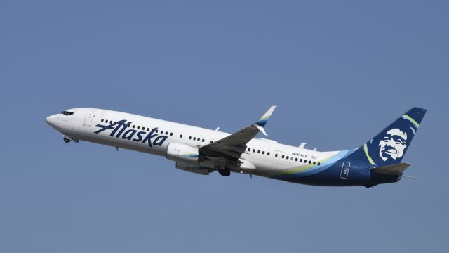 Boeing 737-900 (N264AK) - Departing LAX on 25R