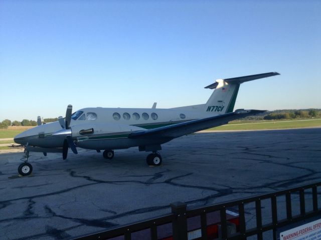 Beechcraft Super King Air 200 (N77CV)