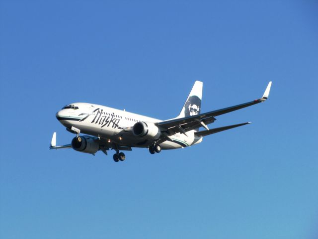 Boeing 737-700 (N613AS)