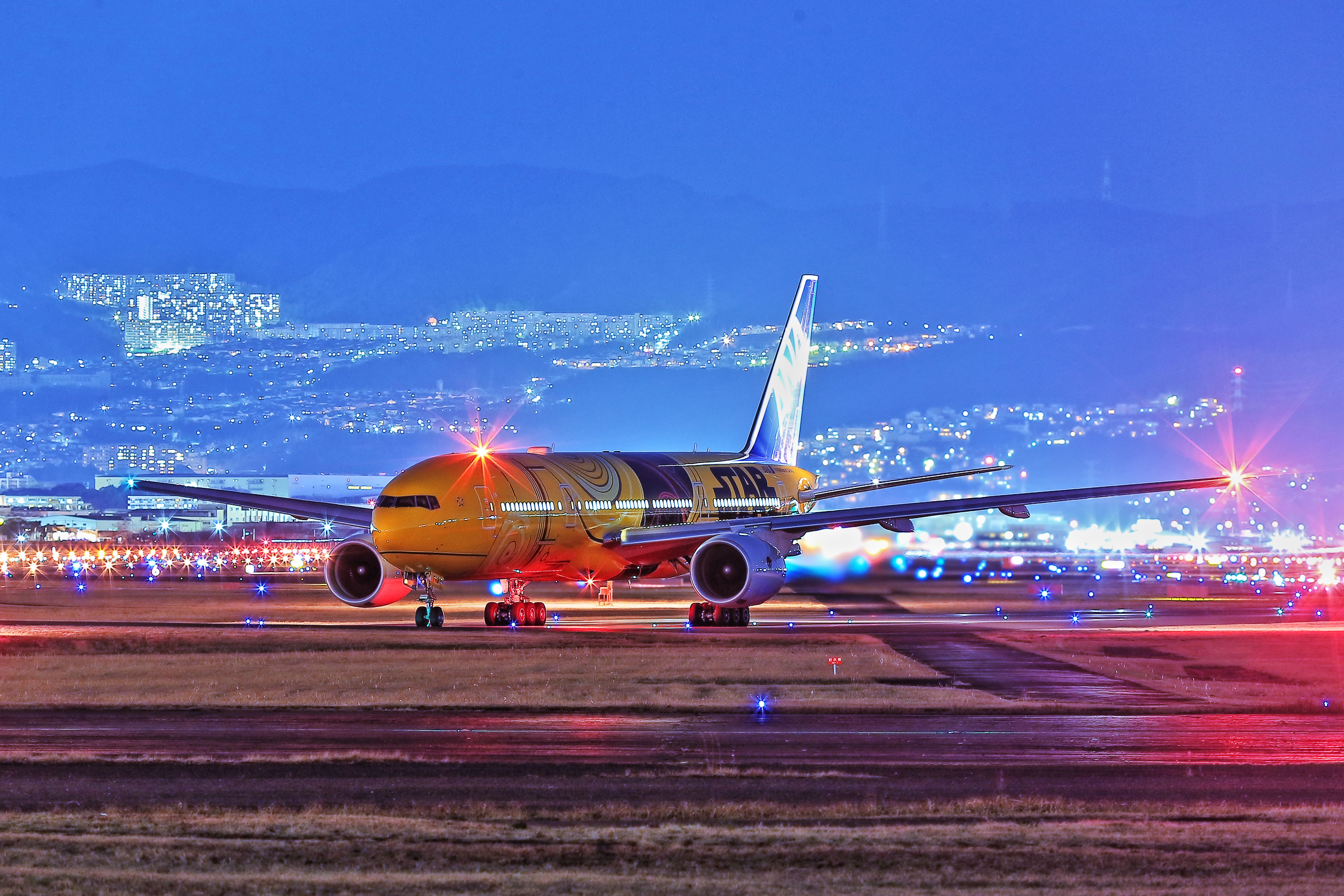 Boeing 777-200 (JA743A) - Star wars C3PO in star airport ITM.