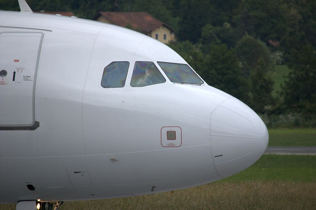 Airbus A319 (G-EZBF)