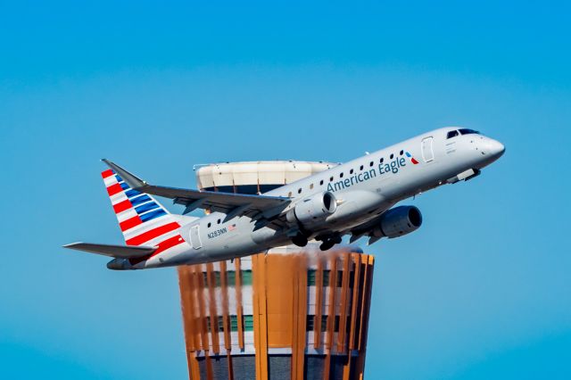 Embraer 175 (N283NN) - An American Airlines ERJ175 taking off from PHX on 2/1/23. Taken with a Canon R7 and Tamron 70-200 G2 lens.