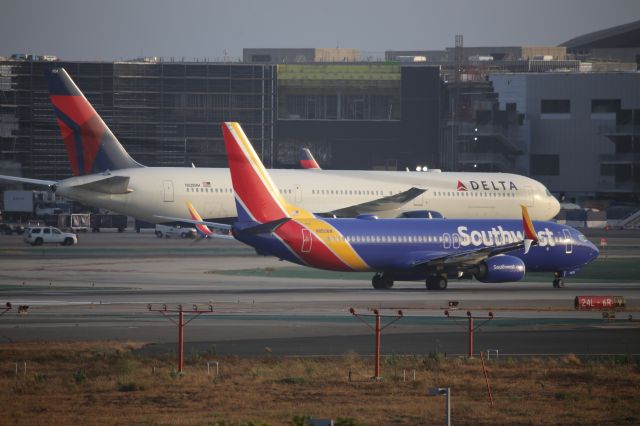 Boeing 737-800 (N8508W)