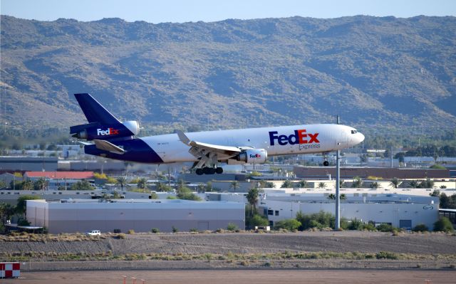 McDonnell Douglas DC-10 (N597FE) - landing on rwy 25L at PHX