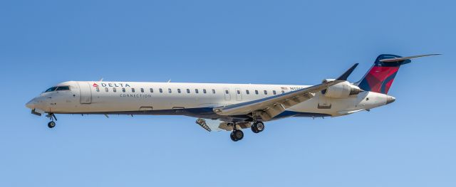 Canadair Regional Jet CRJ-900 (N176PQ)