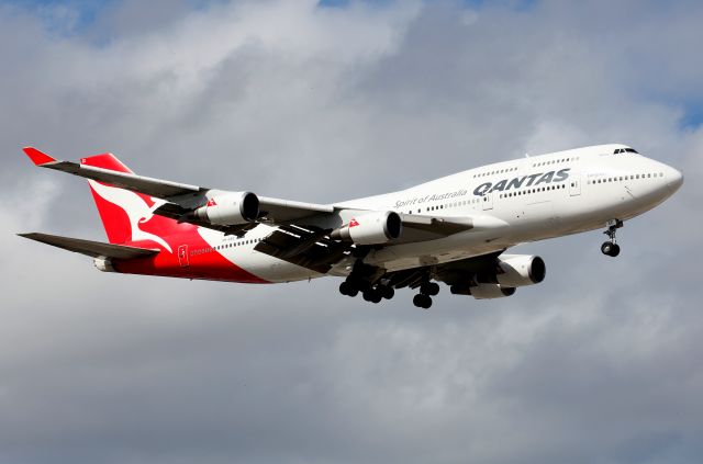 Boeing 747-400 (VH-OEE) - Nullabor Short Final To Rwy 16R