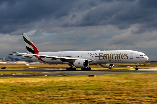 BOEING 777-300ER (A6-EGG)
