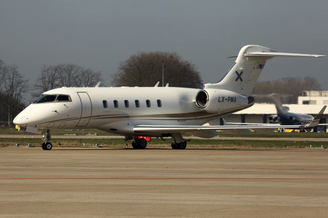 Bombardier Challenger 300 (LX-PMA)