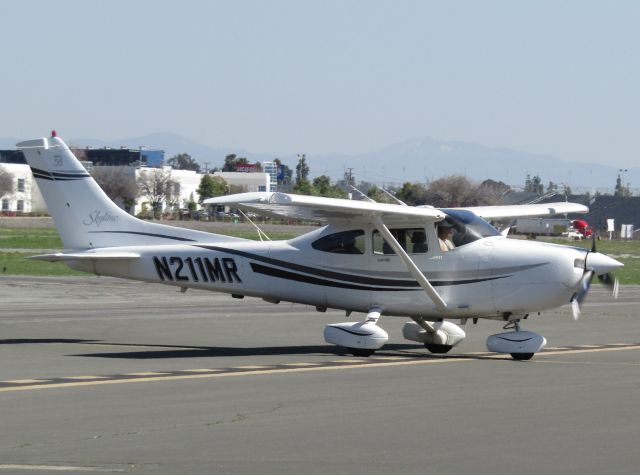 Cessna Skylane (N211MR) - Taxiing to ramp