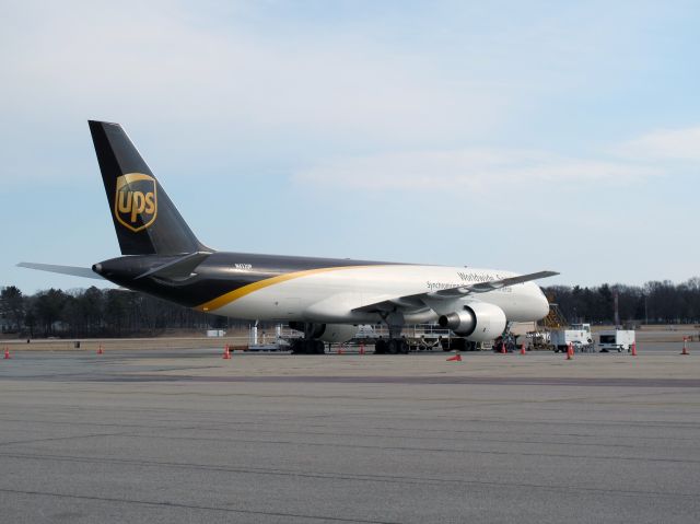 Boeing 757-200 (N432UP) - UPS freighter waiting for the flight.