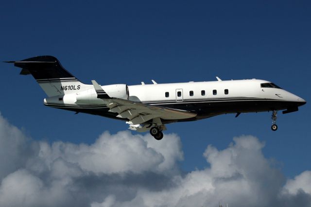 Bombardier Challenger 300 (N610LS)