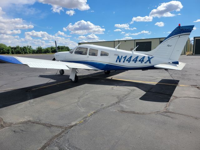 Piper Cherokee Arrow (N1444X)