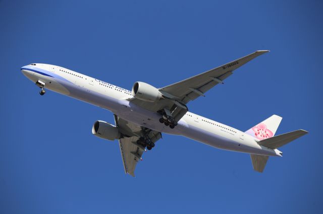 BOEING 777-300ER (B-18002)