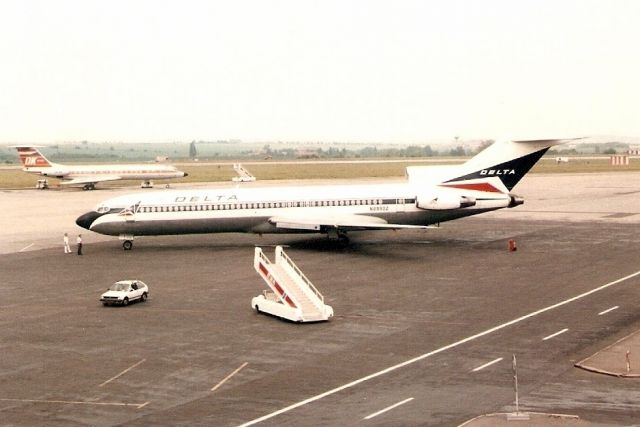 BOEING 727-200 (N8892Z) - Seen here on 29-Jun-92.  With Delta Air Lines from Feb-91 to Sep-94.  Exported to Kazakhstan 25-Aug-04 where it became UP-B2702 for Mega Airlines.