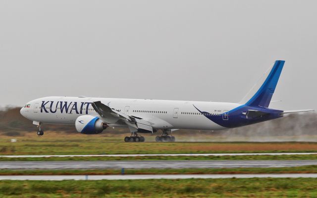 BOEING 777-300 (9K-AOC) - kuwait airways b777-369er 9k-aoc landing at shannon in their 3 week old aircraft with new livery 25/12/16.