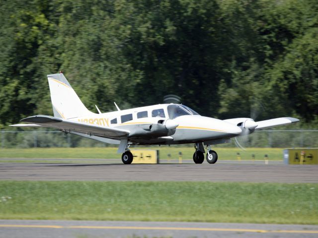 Piper Seneca (N2930Y) - Take off runway -8.