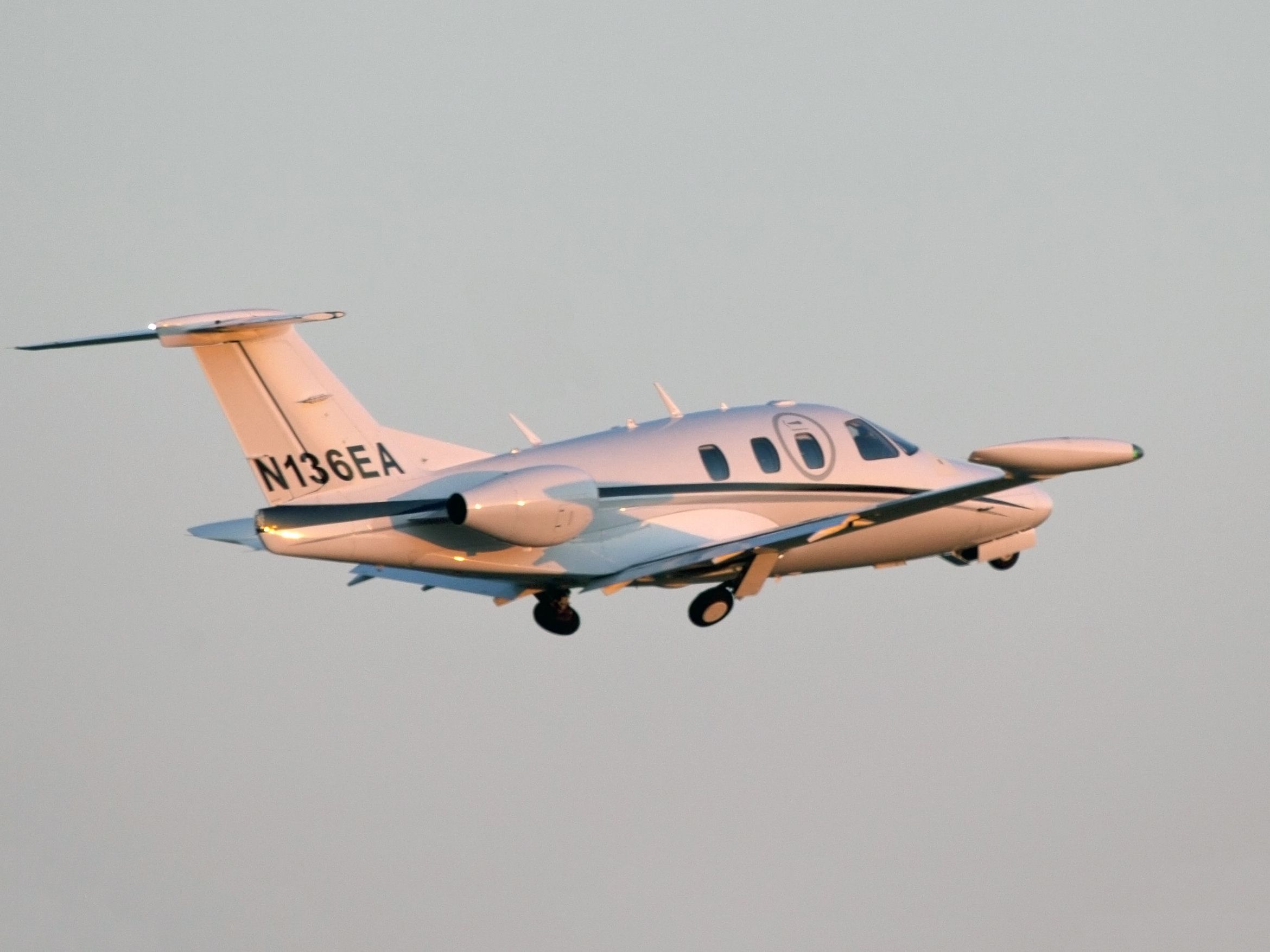 Eclipse 500 (N136EA) - Take off runway 24.
