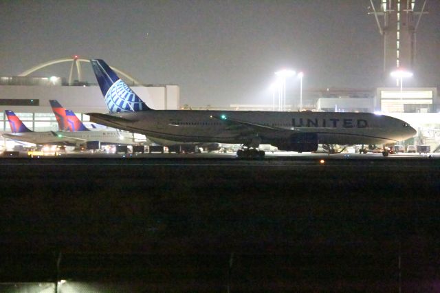Boeing 777-200 —
