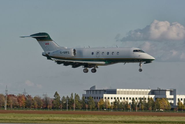 Bombardier Challenger 300 (C-GIPZ) - Final to 24R in CYHU, 17-10-2020