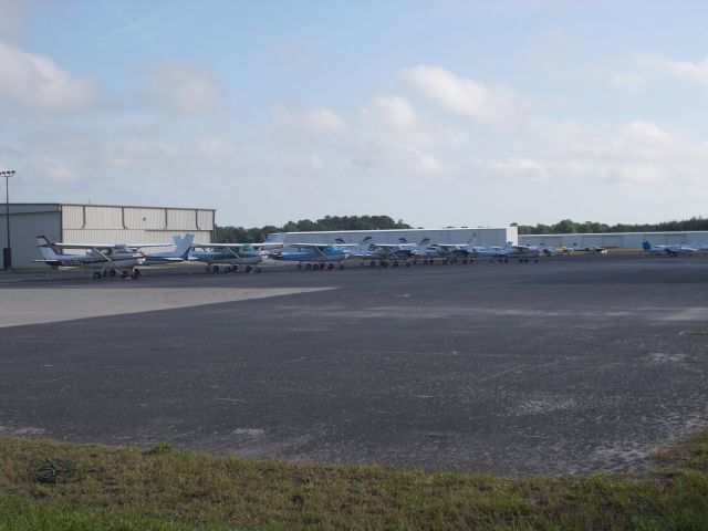 Cessna 152 (N25362) - A row of C-152s with a Piper Seminole in the far back. N25362 was the only tail number I could read off the camera.