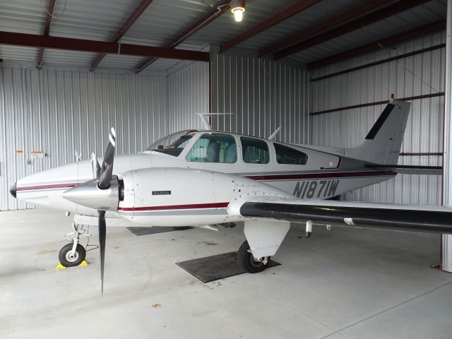 Beechcraft Baron (58) (N1871W)