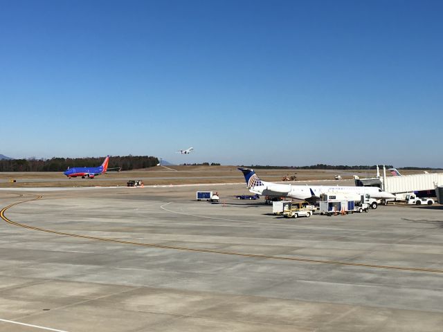 Embraer ERJ-145 (N11194) - Planes coming and going!