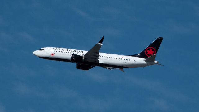 Boeing 737-800 (C-FSKZ) - Air Canadas B738-Max on a go-around