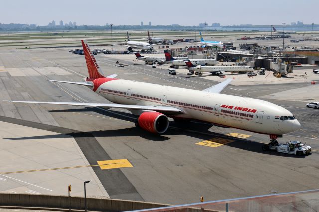 BOEING 777-300ER (VT-ALR)
