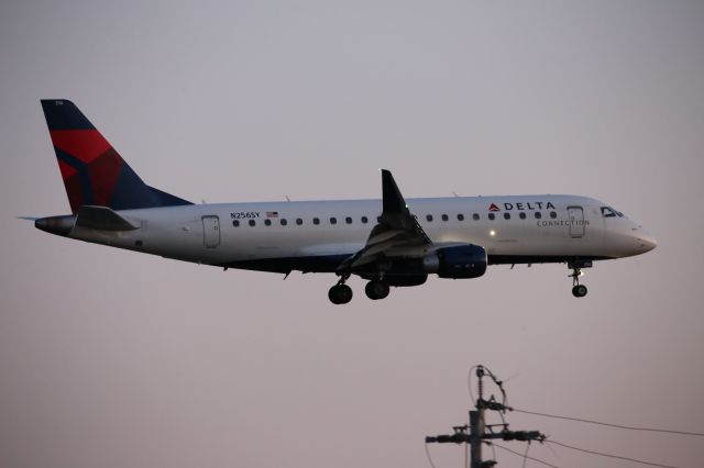 EMBRAER 175 (long wing) (N256SY)