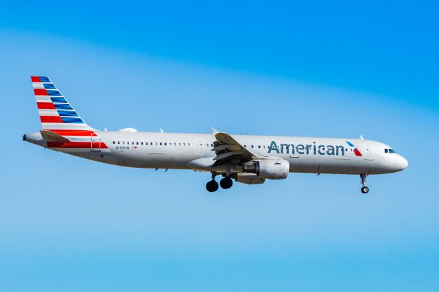 Airbus A321 (N196UW) - American Airlines A321 landing at DFW on 12/25/22. Taken with a Canon R7 and Tamron 70-200 G2 lens.