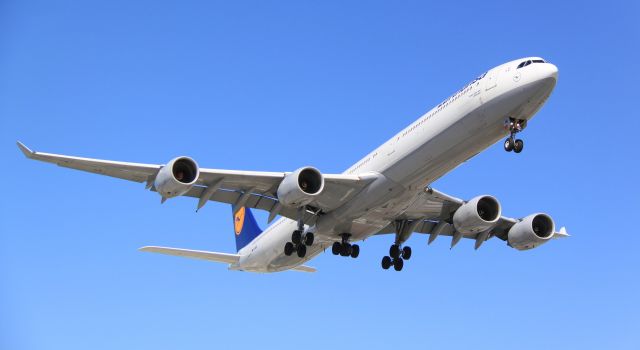 D-AIHE — - Arriving in Toronto on a sunny Monday 21May2012