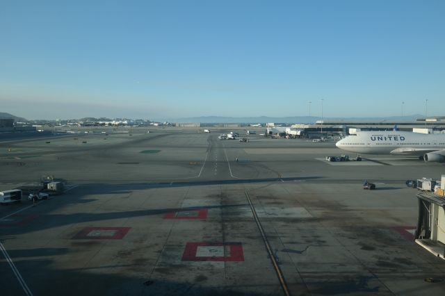 Boeing 747-400 (N105UA) - SFO International Terminal taxiway