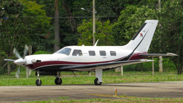 Piper Malibu Mirage (PT-GLD) - Taxiando para alinhamento na cabeceira 34