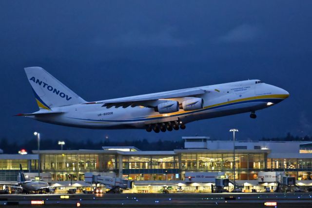 Antonov An-124 Ruslan (UR-82008)