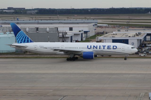 Boeing 777-200 (N213UA)