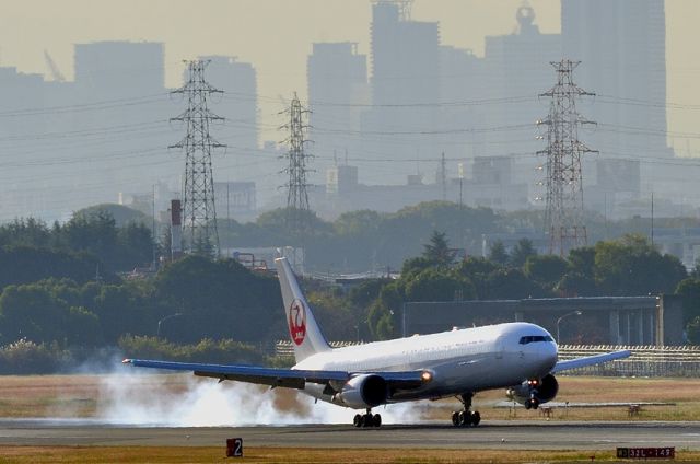 BOEING 767-300 (JA602J) - Smokey landing