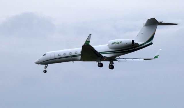 Gulfstream Aerospace Gulfstream V (N892CH) - On final is this 2018 Gulfstream GV-SP in the Autumn of 2019.