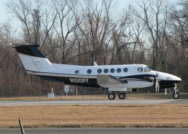 Beechcraft Super King Air 200 (N100PY) - Taking off from Downtown Shreveport.