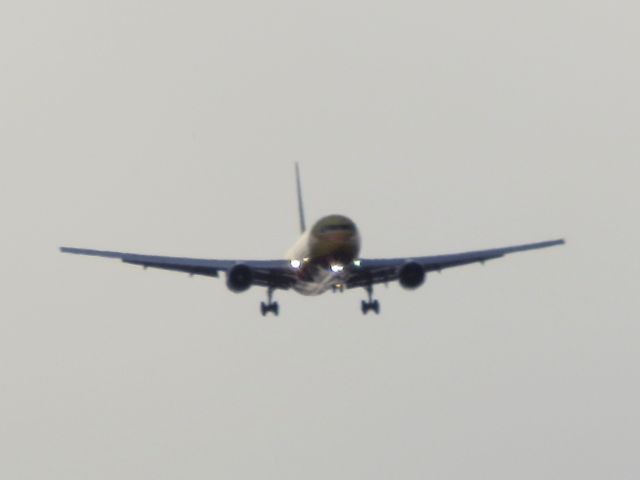 BOEING 767-200 (N785AX)