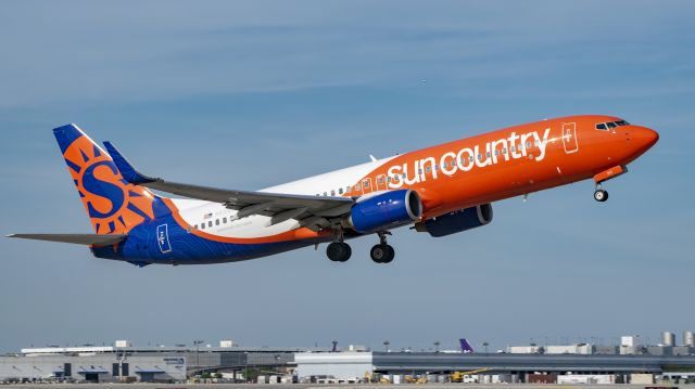 Boeing 737-800 (N831SY) - Sun Country departing runway 15R KIAH