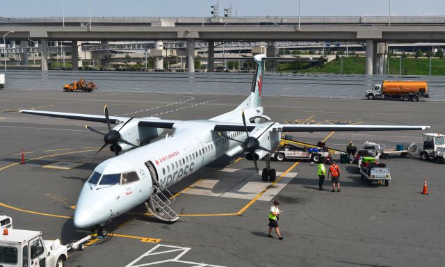 de Havilland Dash 8-400 (C-GJZH) - Air Canada Express De Havilland Canada DHC-8-402Q Dash 8 C-GJZH in Toronto 