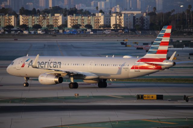 Airbus A321 (N120EE)